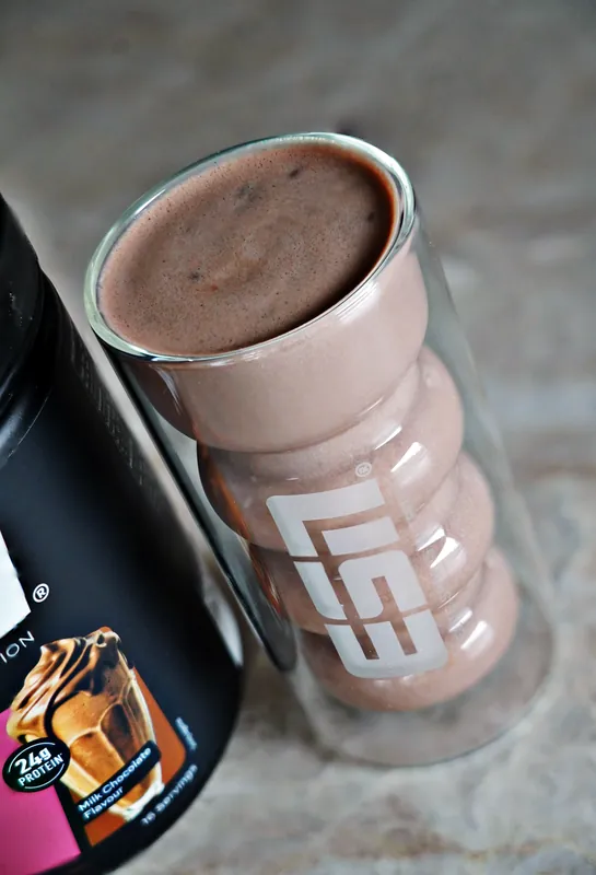 ESN Designer Protein Extra Creamy – Milk Chocolate, jako shake w szklance