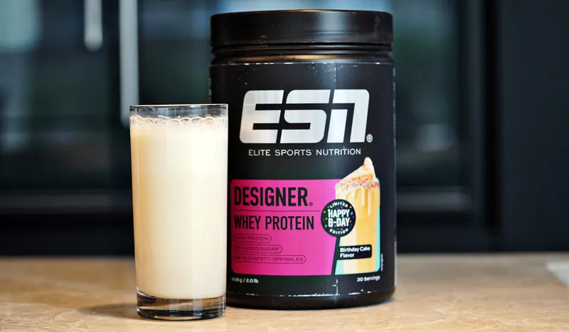ESN Designer Whey Protein – Birthday Cake, ze szklanką