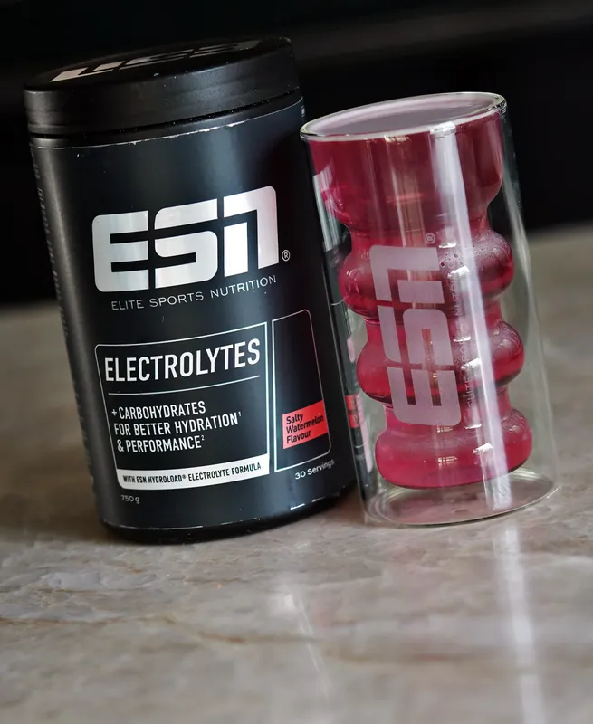 ESN HydroLoad Electrolytes – Salty Watermelon, ze szklanką