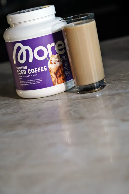 More Protein Iced Coffee – White Almond Coconut, ze szklanką