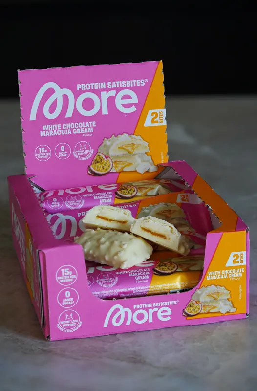 More Protein Satisbites – White Chocolate Maracuja Cream, przekrojony