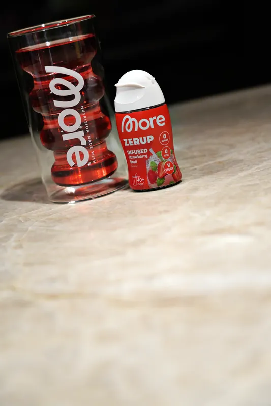 More Zerup – Infused Strawberry Basil, ze szklanką